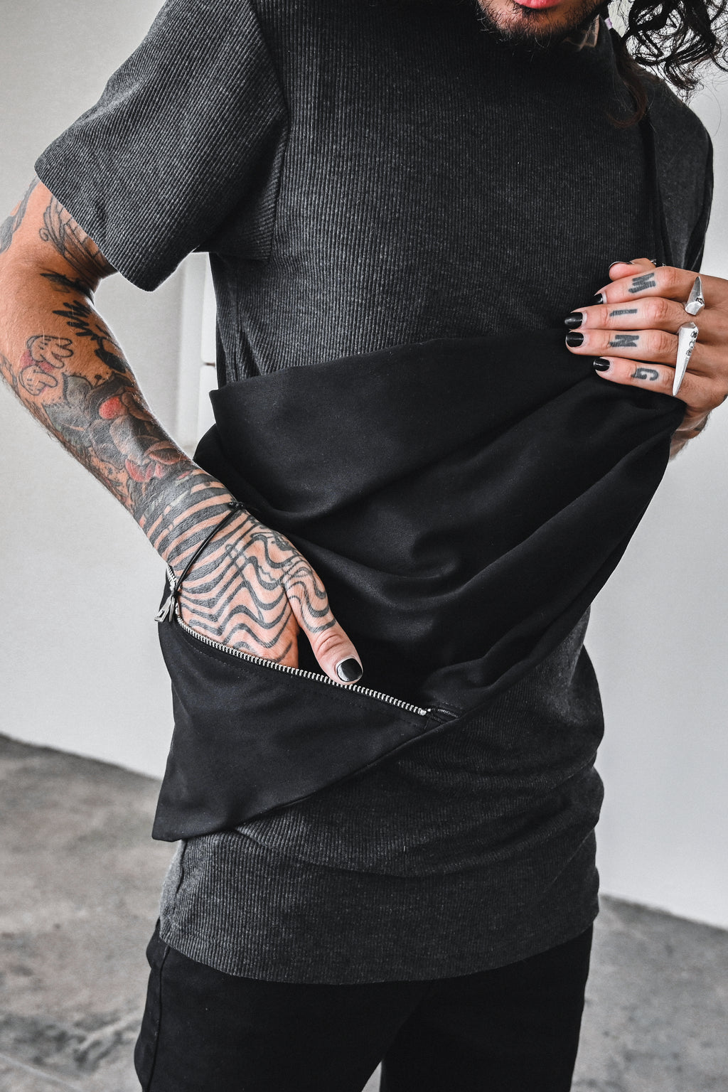 black drawstring bag, zipper